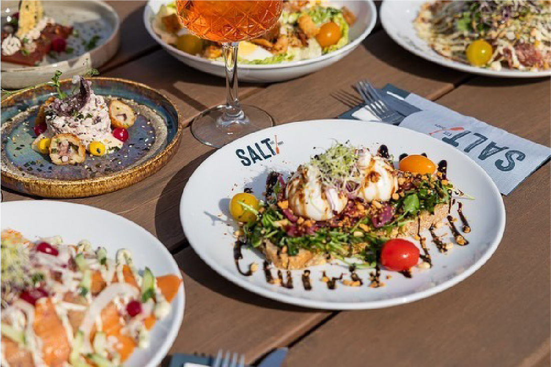 Bij Paviljoen SALT geniet je van bedrukte glazen en borden aan het water